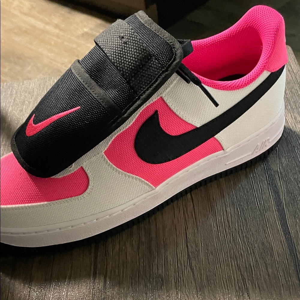 Nike Women's Black and Pink Sneakers size10